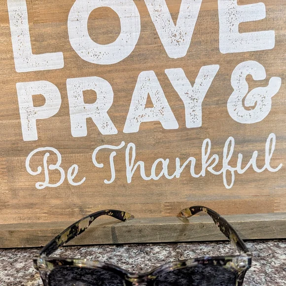 Stylish Black Sunglasses - Picture 3 of 7